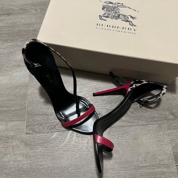 Authentic Burberry pumps - Picture 2 of 5